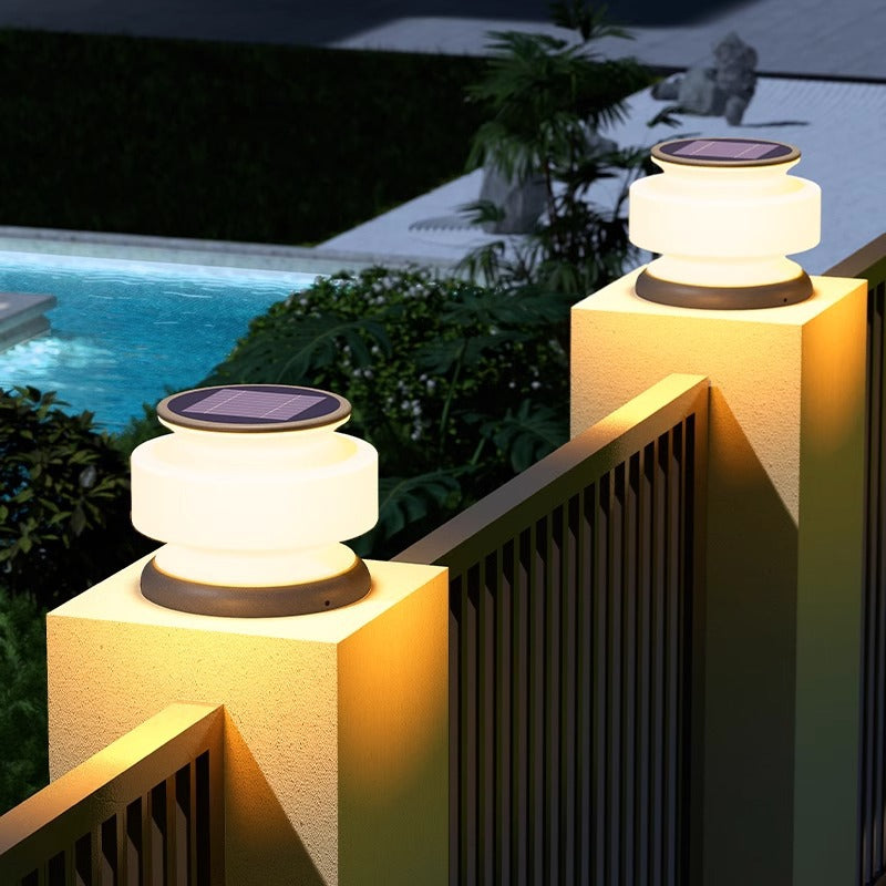 ضوء خارجي LED بلاستيكي من الفولاذ المقاوم للصدأ مقاوم للماء بأسطوانة شمسية بتصميم حديث وبسيط للفناء 