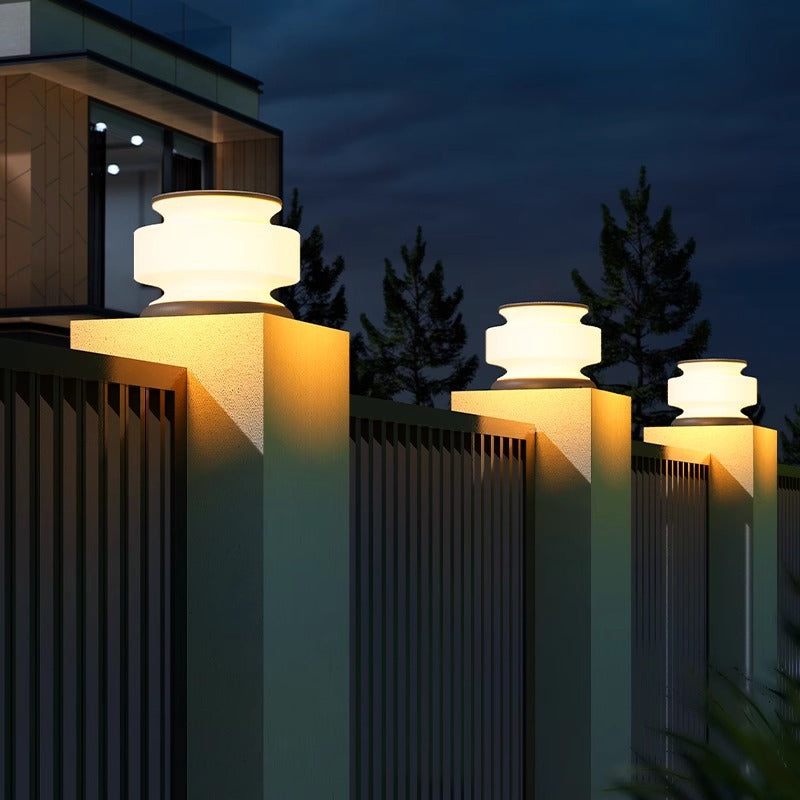 ضوء خارجي LED بلاستيكي من الفولاذ المقاوم للصدأ مقاوم للماء بأسطوانة شمسية بتصميم حديث وبسيط للفناء 