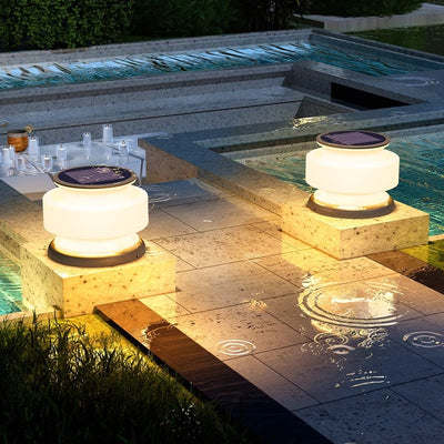 ضوء خارجي LED بلاستيكي من الفولاذ المقاوم للصدأ مقاوم للماء بأسطوانة شمسية بتصميم حديث وبسيط للفناء 