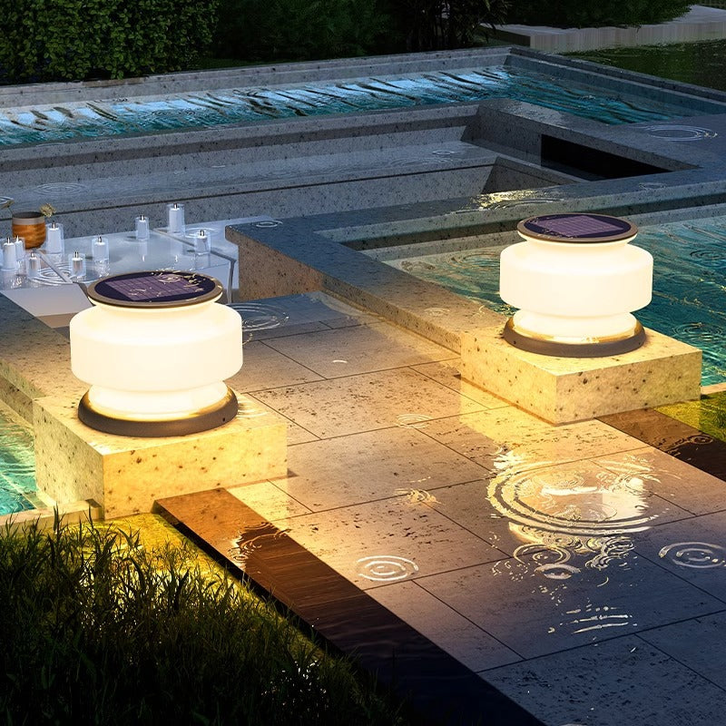 ضوء خارجي LED بلاستيكي من الفولاذ المقاوم للصدأ مقاوم للماء بأسطوانة شمسية بتصميم حديث وبسيط للفناء 
