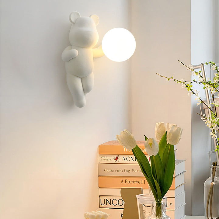 Applique murale contemporaine en résine avec sphère en verre et ours créatif à 1 lumière pour chambre 