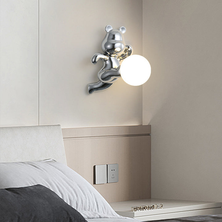 Applique murale contemporaine en résine avec sphère en verre et ours créatif à 1 lumière pour chambre 
