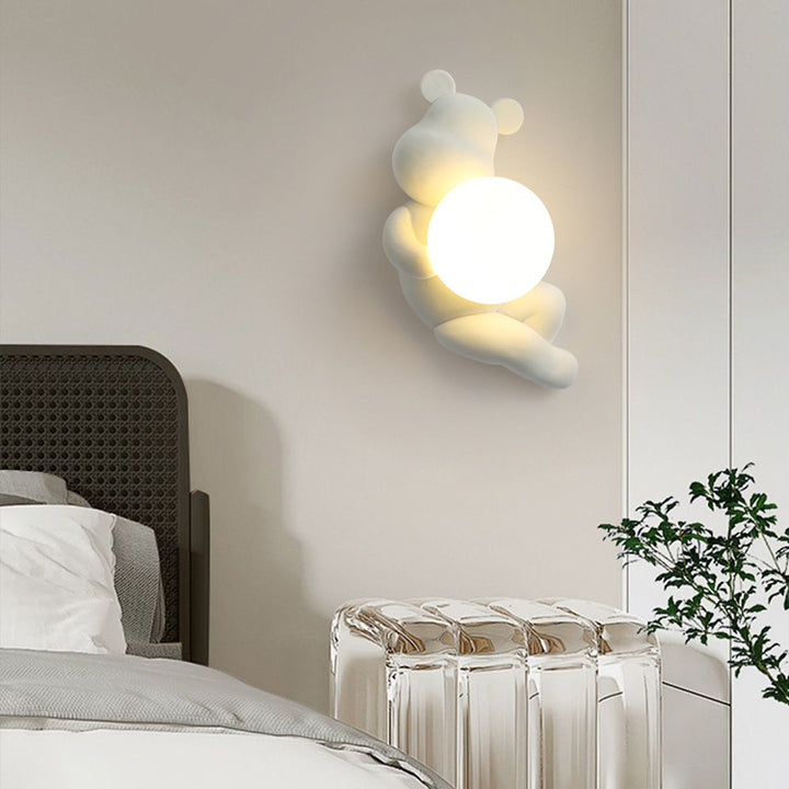 Applique murale contemporaine en résine avec sphère en verre et ours créatif à 1 lumière pour chambre 