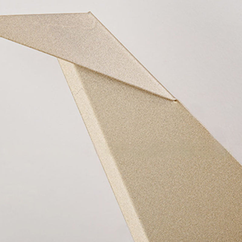 Applique murale LED en métal triangulaire scandinave contemporaine pour chambre 