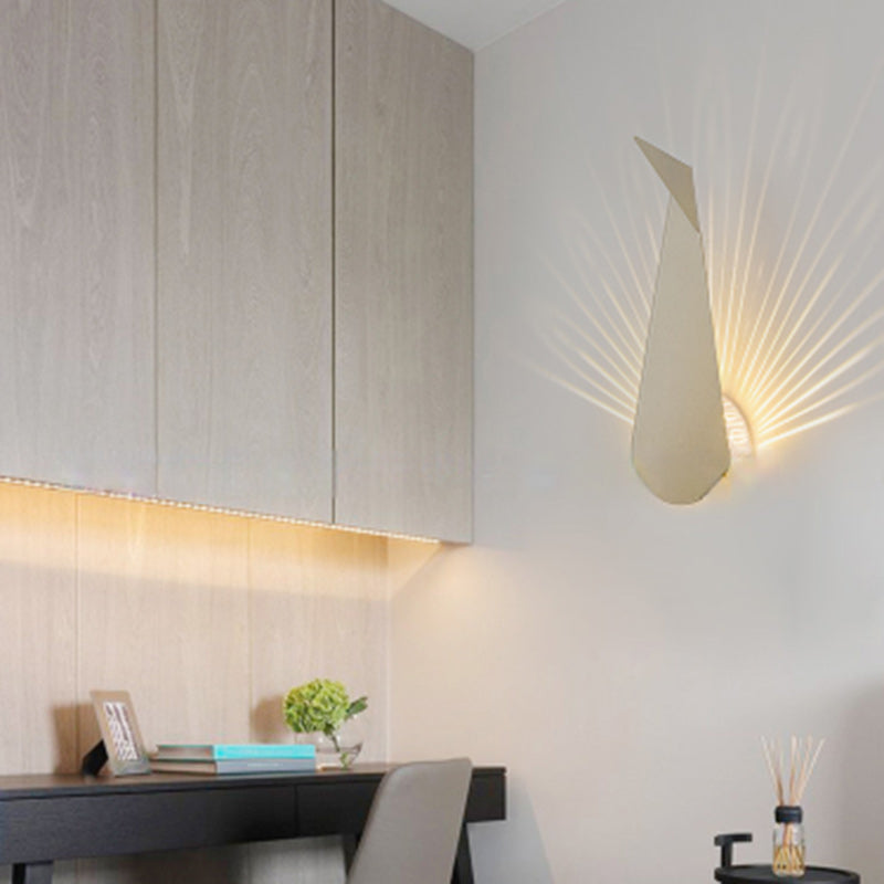 Zeitgenössische skandinavische Dreieck-Metall-LED-Wandleuchte für Schlafzimmer 