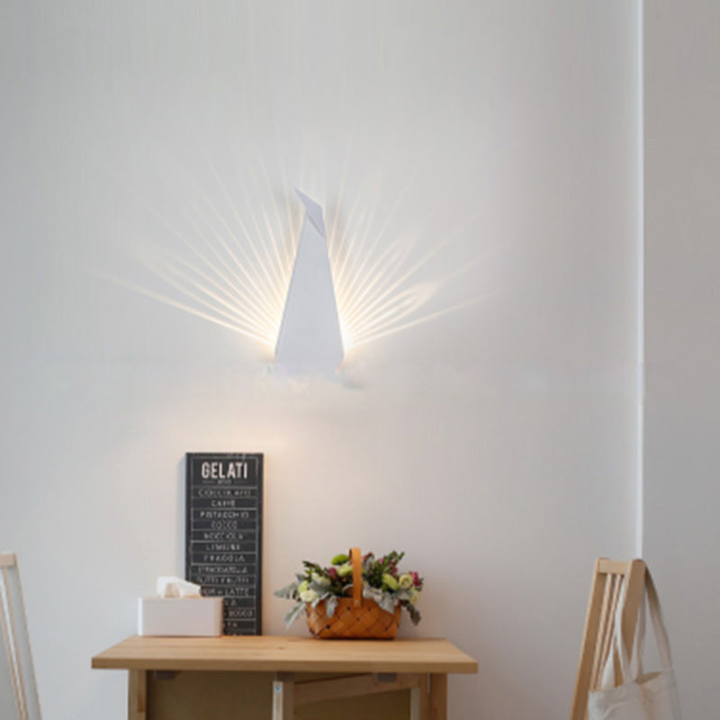 Zeitgenössische skandinavische Dreieck-Metall-LED-Wandleuchte für Schlafzimmer 