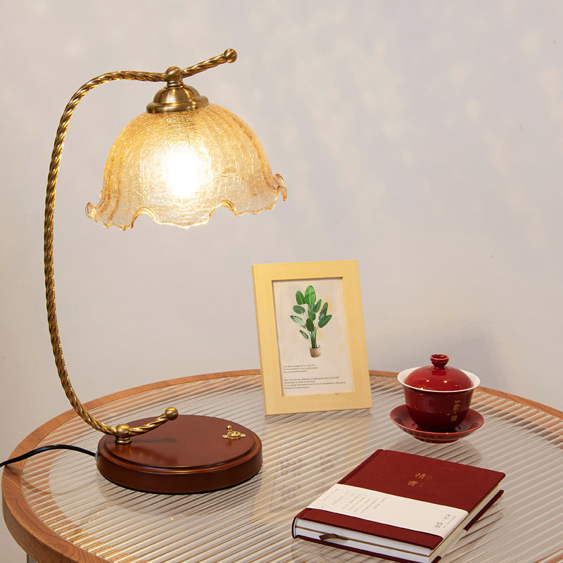 Lampe de table 1 lumière en métal et verre hémisphère en dentelle française traditionnelle pour chambre 