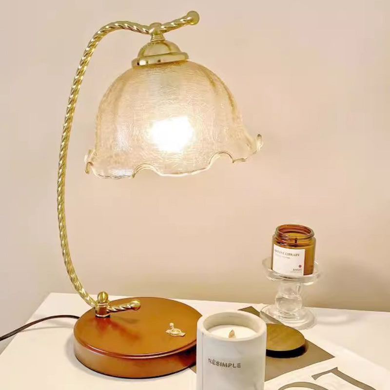 Lampe de table 1 lumière en métal et verre hémisphère en dentelle française traditionnelle pour chambre 