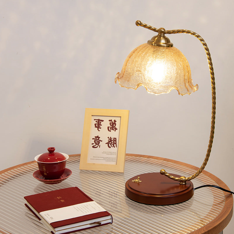Lampe de table 1 lumière en métal et verre hémisphère en dentelle française traditionnelle pour chambre 