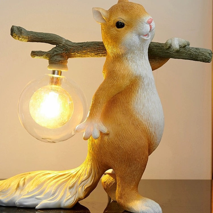 Zeitgenössische kreative Eichhörnchen Harz Glas 1-Licht Tischlampe für Schlafzimmer 