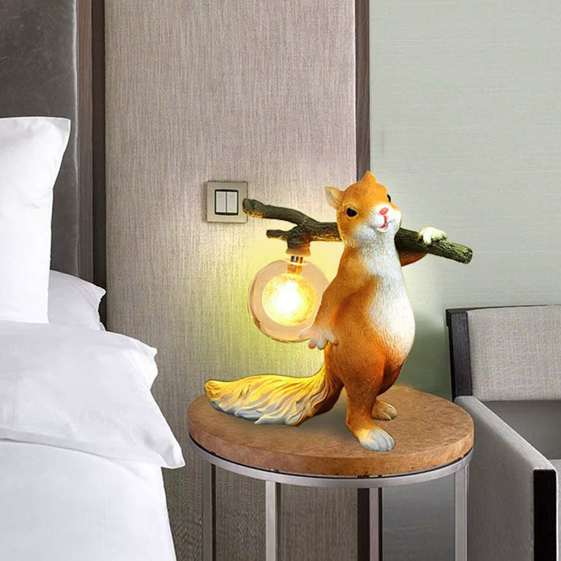 Zeitgenössische kreative Eichhörnchen Harz Glas 1-Licht Tischlampe für Schlafzimmer 