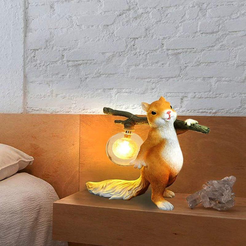 Zeitgenössische kreative Eichhörnchen Harz Glas 1-Licht Tischlampe für Schlafzimmer 