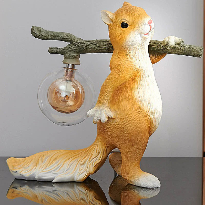 Zeitgenössische kreative Eichhörnchen Harz Glas 1-Licht Tischlampe für Schlafzimmer 