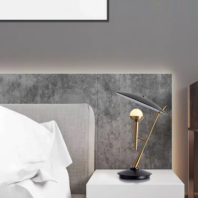 Zeitgenössische kreative runde Eisenmetall-Tischlampe mit 1 Licht für Schlafzimmer 