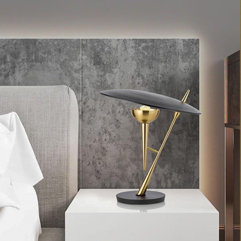 Zeitgenössische kreative runde Eisenmetall-Tischlampe mit 1 Licht für Schlafzimmer 