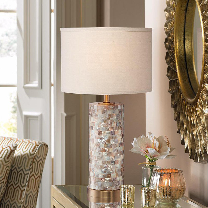 Lampe de table LED en métal avec abat-jour cylindrique scandinave contemporain pour chambre 