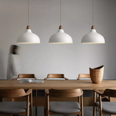 Suspension en bois massif et fer traditionnel japonais avec un dôme à 1 lumière pour le salon 