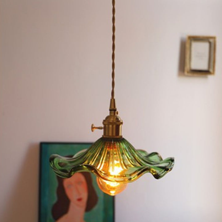 Lustre suspendu traditionnel vintage rond en verre et laiton avec une lumière pour le salon 