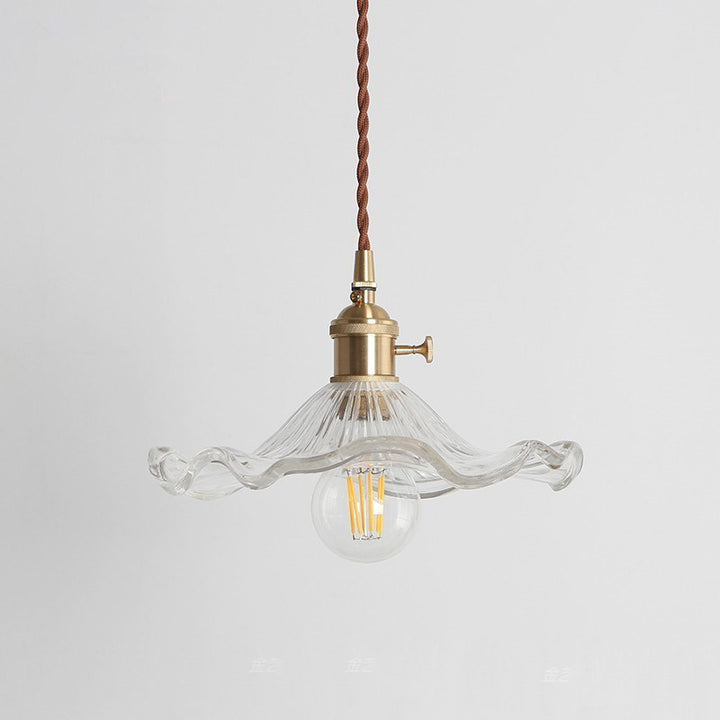 Lustre suspendu traditionnel vintage rond en verre et laiton avec une lumière pour le salon 
