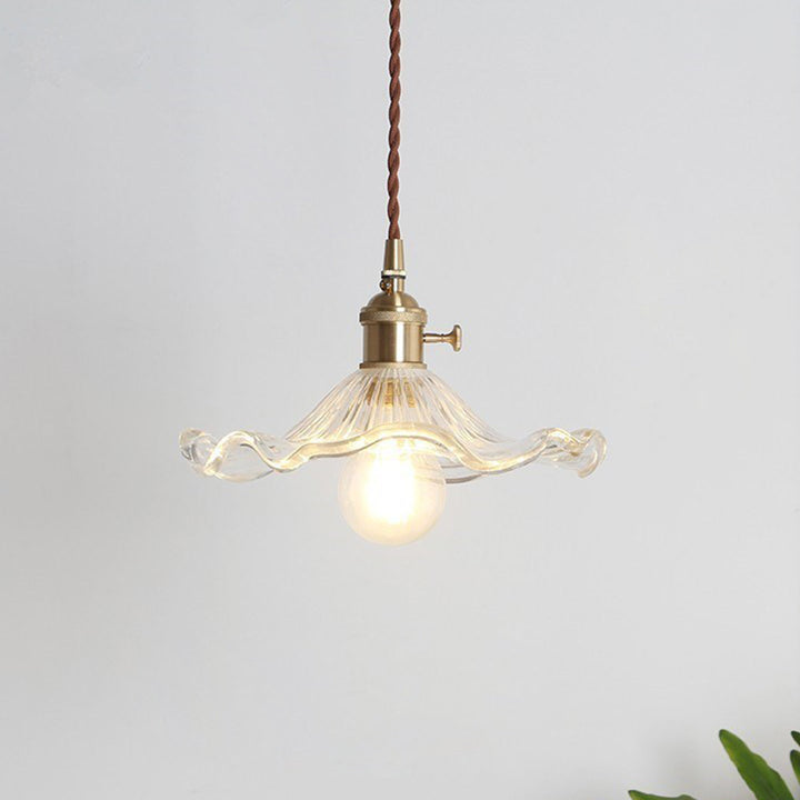 Lustre suspendu traditionnel vintage rond en verre et laiton avec une lumière pour le salon 