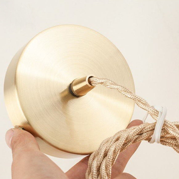 Lustre suspendu traditionnel vintage rond en verre et laiton avec une lumière pour le salon 
