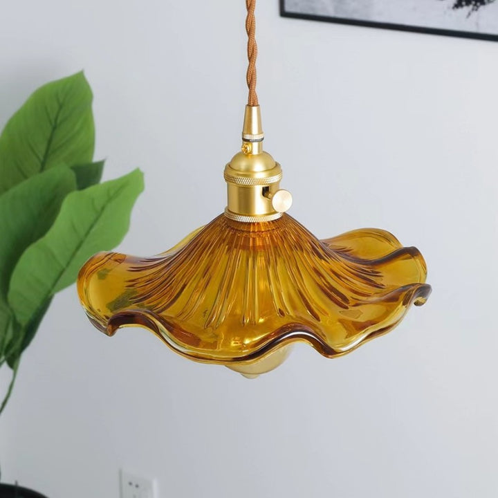 Lustre suspendu traditionnel vintage rond en verre et laiton avec une lumière pour le salon 