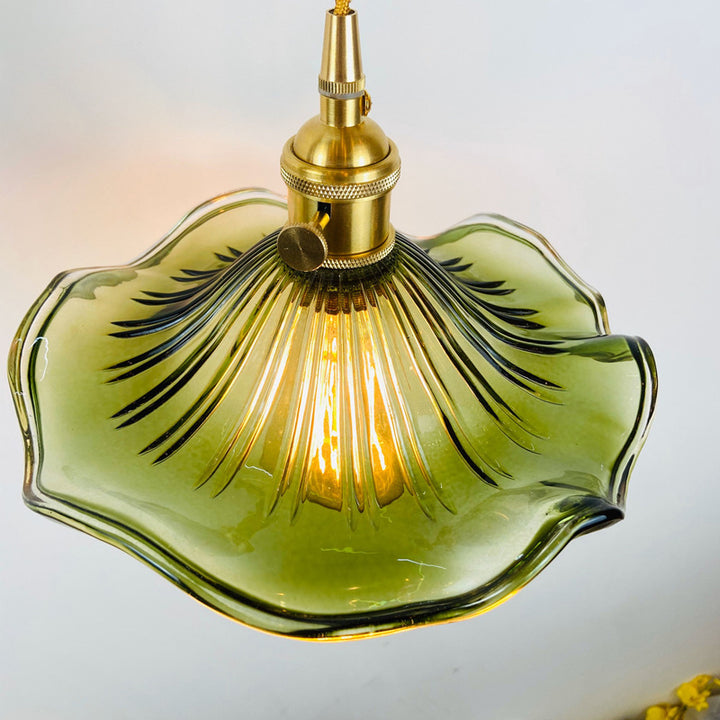 Lustre suspendu traditionnel vintage rond en verre et laiton avec une lumière pour le salon 