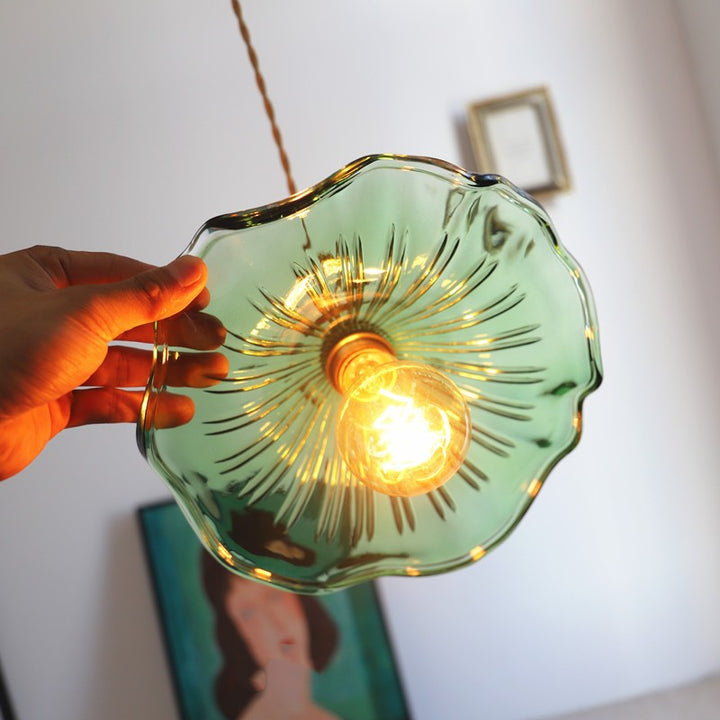 Lustre suspendu traditionnel vintage rond en verre et laiton avec une lumière pour le salon 