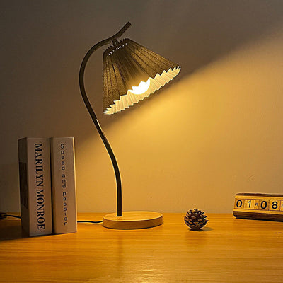Moderne Einfachheit Kegelstumpf Eisen Stoff Massivholz 1-Licht Tischlampe für Schlafzimmer 