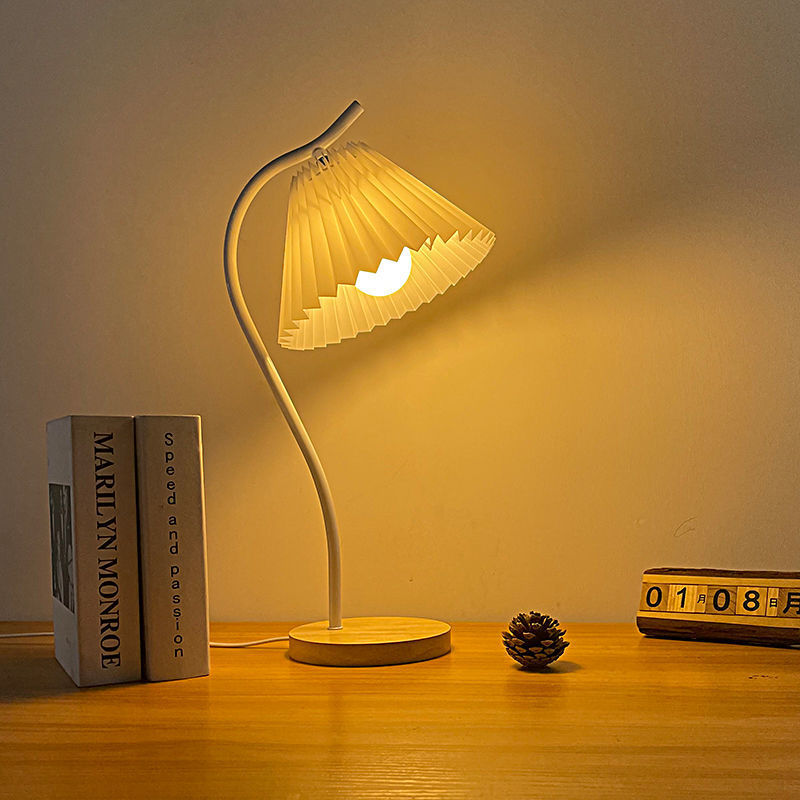 Moderne Einfachheit Kegelstumpf Eisen Stoff Massivholz 1-Licht Tischlampe für Schlafzimmer 