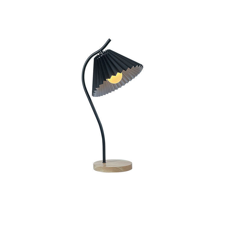 Moderne Einfachheit Kegelstumpf Eisen Stoff Massivholz 1-Licht Tischlampe für Schlafzimmer 