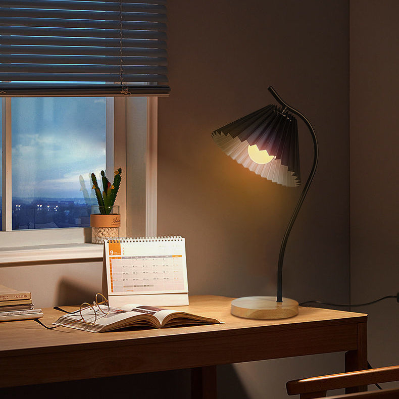 Moderne Einfachheit Kegelstumpf Eisen Stoff Massivholz 1-Licht Tischlampe für Schlafzimmer 