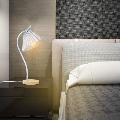 Moderne Einfachheit Kegelstumpf Eisen Stoff Massivholz 1-Licht Tischlampe für Schlafzimmer 