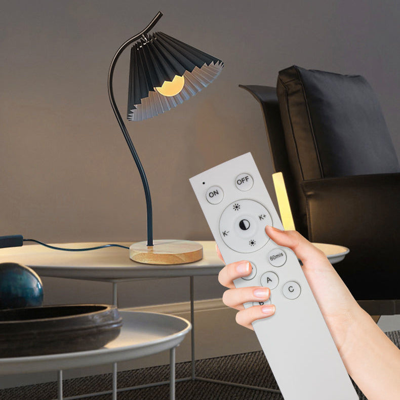 Moderne Einfachheit Kegelstumpf Eisen Stoff Massivholz 1-Licht Tischlampe für Schlafzimmer 