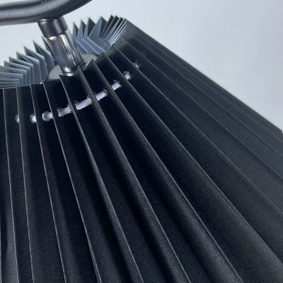 Moderne Einfachheit Kegelstumpf Eisen Stoff Massivholz 1-Licht Tischlampe für Schlafzimmer 