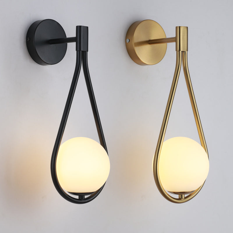 Zeitgenössische nordische Wassertropfen Eisen Glas 1-Licht Wandleuchte für das Schlafzimmer 