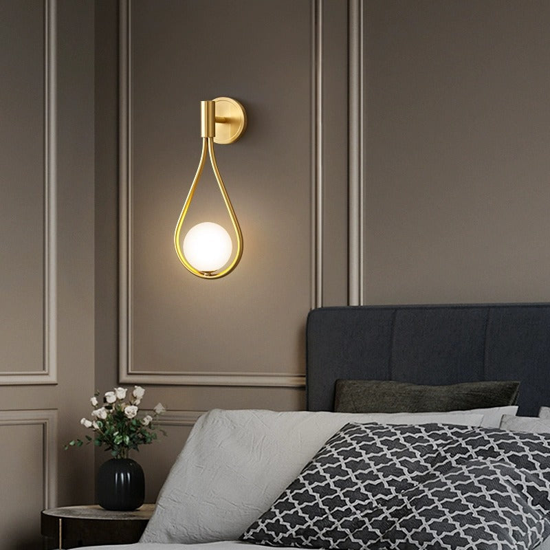 Zeitgenössische nordische Wassertropfen Eisen Glas 1-Licht Wandleuchte für das Schlafzimmer 