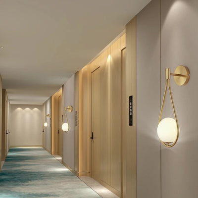Zeitgenössische nordische Wassertropfen Eisen Glas 1-Licht Wandleuchte für das Schlafzimmer 