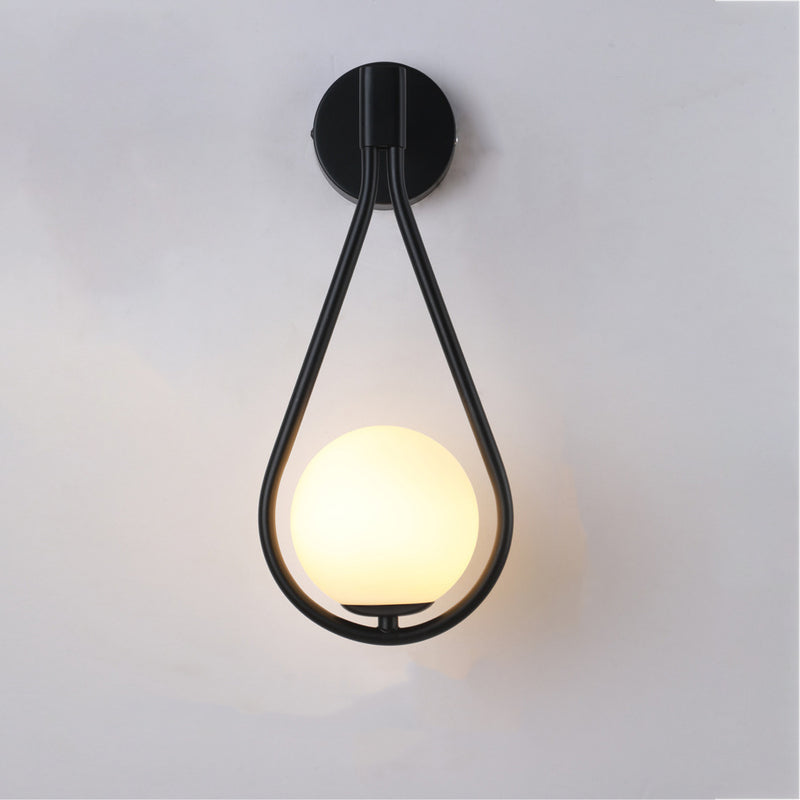 Zeitgenössische nordische Wassertropfen Eisen Glas 1-Licht Wandleuchte für das Schlafzimmer 