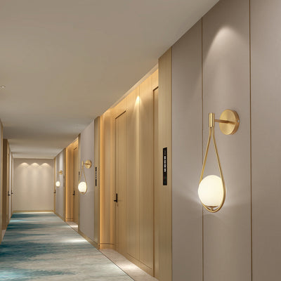 Zeitgenössische nordische Wassertropfen Eisen Glas 1-Licht Wandleuchte für das Schlafzimmer 