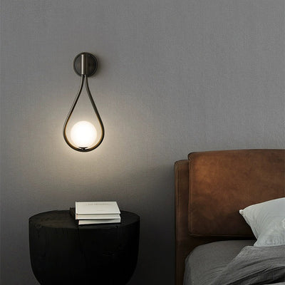Zeitgenössische nordische Wassertropfen Eisen Glas 1-Licht Wandleuchte für das Schlafzimmer 