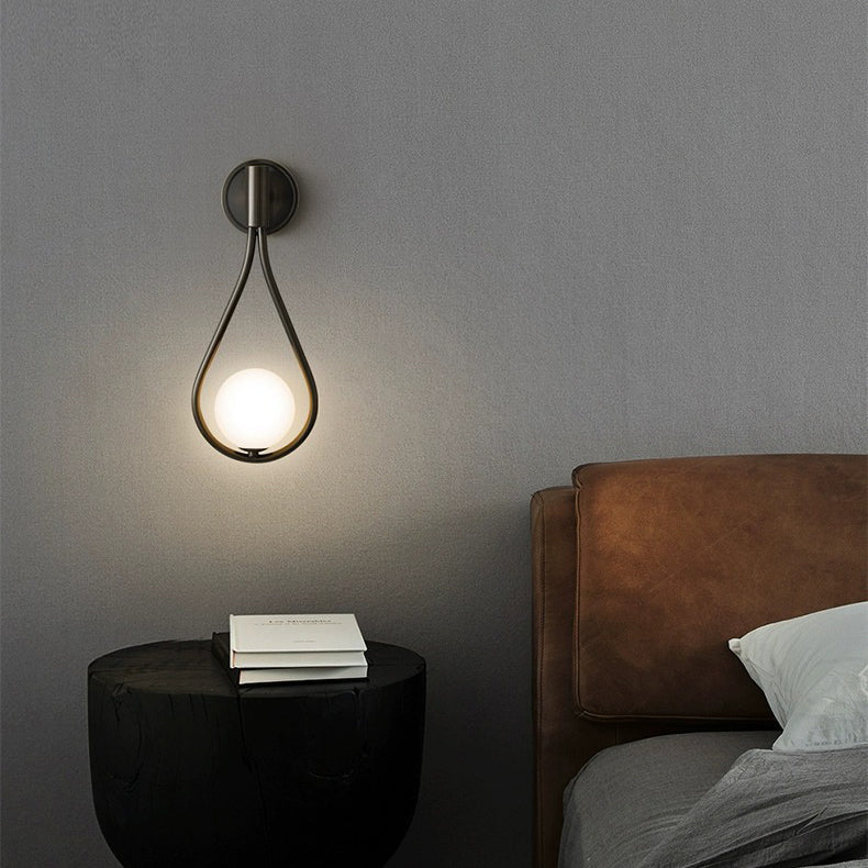 Zeitgenössische nordische Wassertropfen Eisen Glas 1-Licht Wandleuchte für das Schlafzimmer 