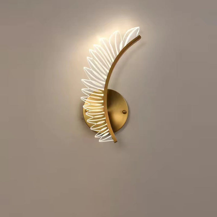 Zeitgenössische skandinavische Wandlampe aus gebogenem Eisen und Acryl mit LED und Kokosnussblatt für das Schlafzimmer 
