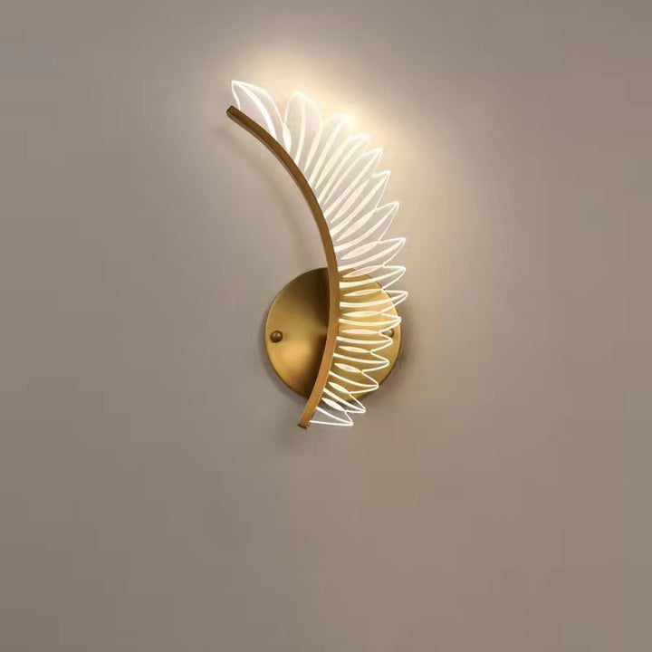 Zeitgenössische skandinavische Wandlampe aus gebogenem Eisen und Acryl mit LED und Kokosnussblatt für das Schlafzimmer 