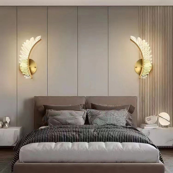 Zeitgenössische skandinavische Wandlampe aus gebogenem Eisen und Acryl mit LED und Kokosnussblatt für das Schlafzimmer 