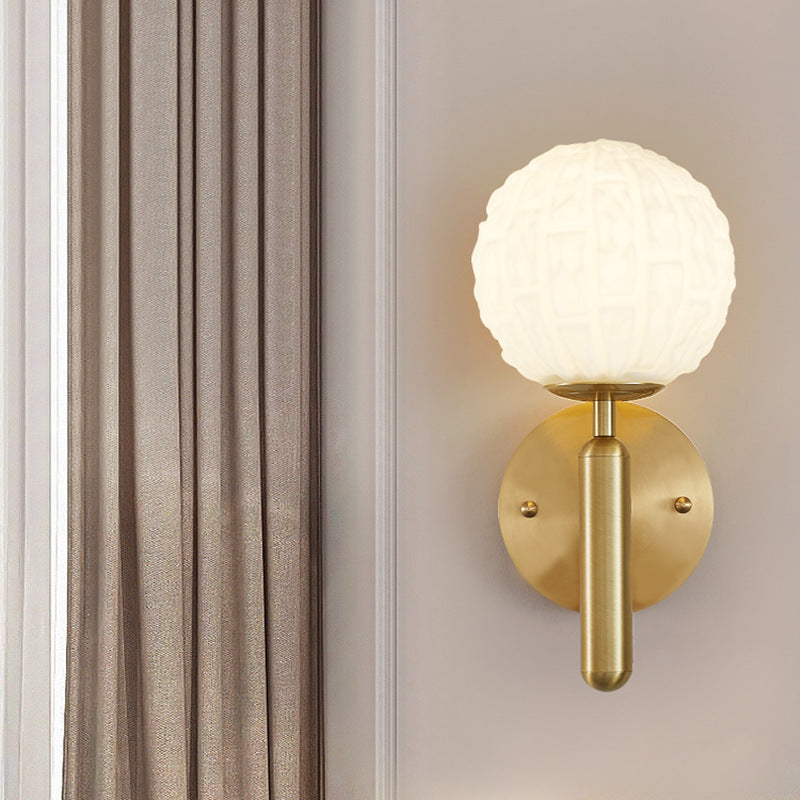 Applique murale en verre cuivre sphère nordique contemporaine 1 lumière pour chambre à coucher 