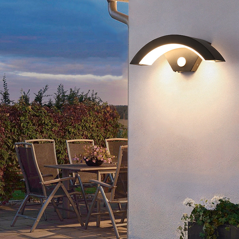 Lámpara de Aplique de Pared LED Impermeable de Aluminio Curvado y Plástico de Simplicidad Moderna para Patio Exterior 