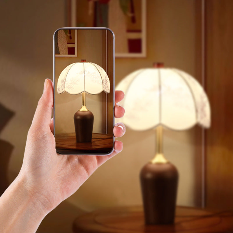 Traditionelle französische Kuppel aus Gummibaumholz und Kupferstoff 1-Licht Tischlampe für das Schlafzimmer 