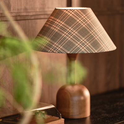Moderne Mid-Century Kegelkarierte Lampenschirm aus Aschenholz Stoff 1-Licht Tischlampe für das Schlafzimmer 