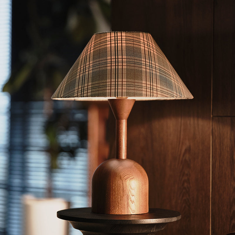 Moderne Mid-Century Kegelkarierte Lampenschirm aus Aschenholz Stoff 1-Licht Tischlampe für das Schlafzimmer 